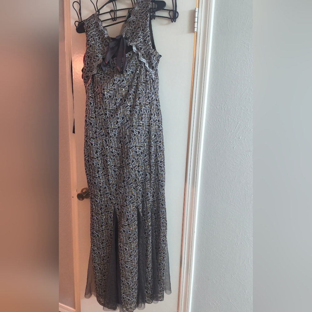 Black and Silver Metallic Lace-Effect Sleeveless Dress - Picture 5 of 10